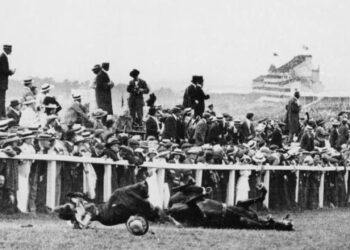 Την είπαν φανατική, την έθαψαν σαν ηρωίδα. Η γυναίκα που μπήκε μπροστά στο άλογο του βασιλιά