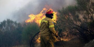 «Άστεγοι» οι πυροσβέστες στα νησιά: Ρισκάρουν τη ζωή τους και κοιμούνται σε υπνόσακους