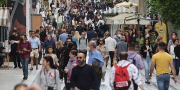 Ερμού: Μεταλλικό αντικείμενο έπεσε από τον 6ο όροφο κτιρίου