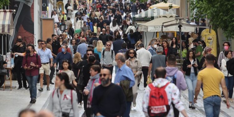 Ερμού: Μεταλλικό αντικείμενο έπεσε από τον 6ο όροφο κτιρίου