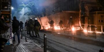 Στη Βουλή τα επεισόδια στα Εξάρχεια με αστυνομικούς και