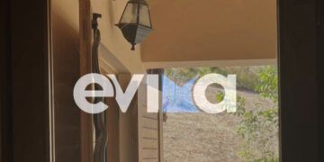 Φίδι σκαρφάλωσε στο παντζούρι σπιτιού – Βίντεο από τη στιγμή της απομάκρυνσής του