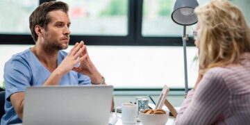 Γιατρός μοιράζεται τα 3 συμπτώματα της νόσου που «δεν πρέπει ποτέ να αγνοήσετε»