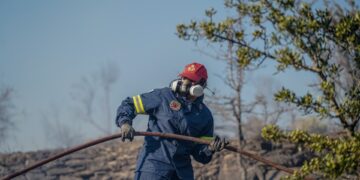 Φωτιά τώρα στην Ανάβυσσο – Συνδρομή και από εναέρια μέσα, μήνυμα από το 112 για εκκένωση