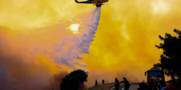 Φωτιά στη Χίο: Στη μάχη με τις φλόγες πυροσβέστες, εθελοντές και εναέρια μέσα