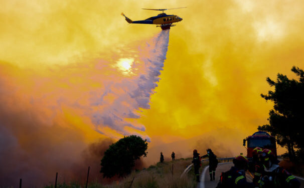 Φωτιά στη Χίο: Στη μάχη με τις φλόγες πυροσβέστες, εθελοντές και εναέρια μέσα