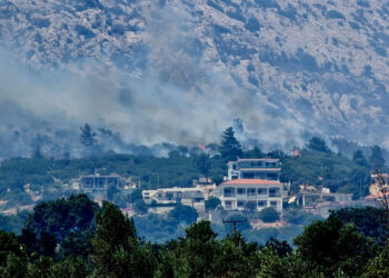 Φωτιά στη Χίο: Προς τα Μαστιχοχώρια το πύρινο μέτωπο