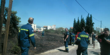 Φωτιά σε οικοπεδικούς χώρους, κοντά σε διάσπαρτες κατοικίες