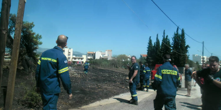 Φωτιά σε οικοπεδικούς χώρους, κοντά σε διάσπαρτες κατοικίες