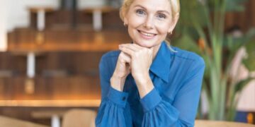 Απαιτεί από τον πατέρα της να πληρώσει το κινητό που χάλασε