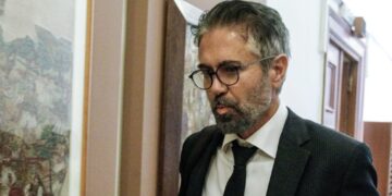 Δίκη Novartis – Φρουζής: «Πρόθυμα πιστόλια» μιας οργανωμένης επιχείρησης οι πρώην προστατευόμενοι μάρτυρες