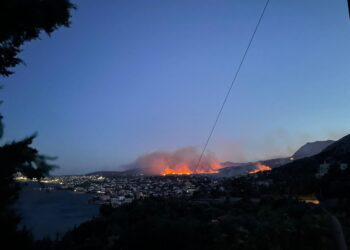 Μήνυμα του 112 για το μέτωπο της φωτιάς στον Άγιο Μακάριο Βουτάδων