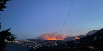 Μήνυμα του 112 για το μέτωπο της φωτιάς στον Άγιο Μακάριο Βουτάδων