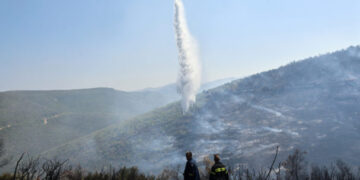 Οριοθετήθηκε η φωτιά στον Μαραθώνα – Πιθανή αιτία βραχυκύκλωμα σε καλώδιο από καρακάξα