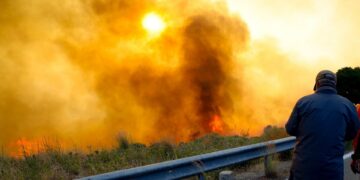 Πύρινη κόλαση στην Χίο – Πληροφορίες για καμμένα σπίτια