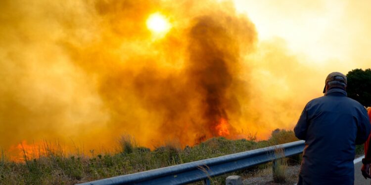 Πύρινη κόλαση στην Χίο – Πληροφορίες για καμμένα σπίτια