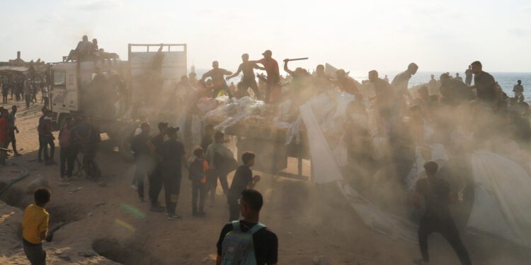 Νεκροί από ισραηλινά πυρά 21 άνθρωποι που περίμεναν να παραλάβουν ανθρωπιστική βοήθεια