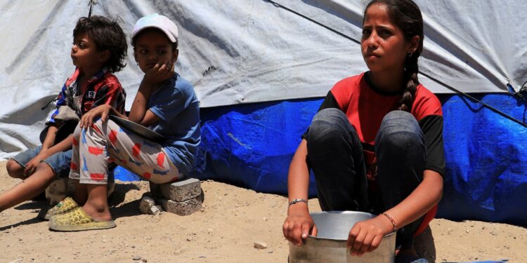 Το ποσοστό των παιδιών που υποφέρουν από οξύ υποσιτισμό έχει σχεδόν τριπλασιαστεί, σύμφωνα με έρευνα