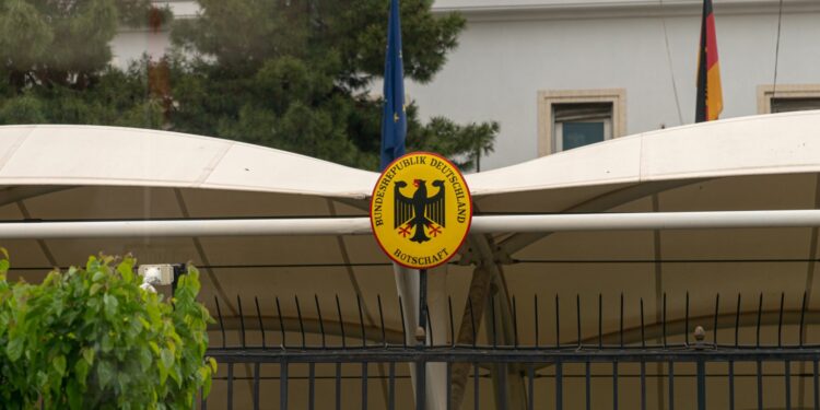 Προσωρινή μεταφορά στο εξωτερικό του διπλωματικού προσωπικού της πρεσβείας στην Τεχεράνη