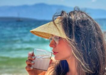 Οι καλοκαιρινές της φωτογραφίες που «προδίδουν» την «απόδραση» με τον Γιάννη Τσιμιτσέλη