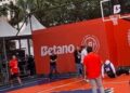 Γιάννης Αντετοκούνμπο: Επική τούμπα στην προσπάθειά του να καρφώσει σε ανοιχτό γήπεδο μπάσκετ