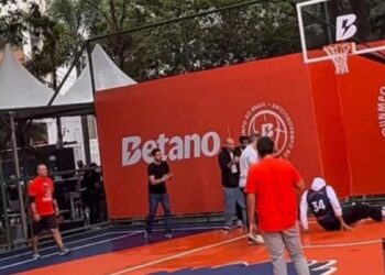 Γιάννης Αντετοκούνμπο: Επική τούμπα στην προσπάθειά του να καρφώσει σε ανοιχτό γήπεδο μπάσκετ