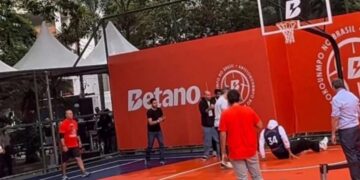 Γιάννης Αντετοκούνμπο: Επική τούμπα στην προσπάθειά του να καρφώσει σε ανοιχτό γήπεδο μπάσκετ