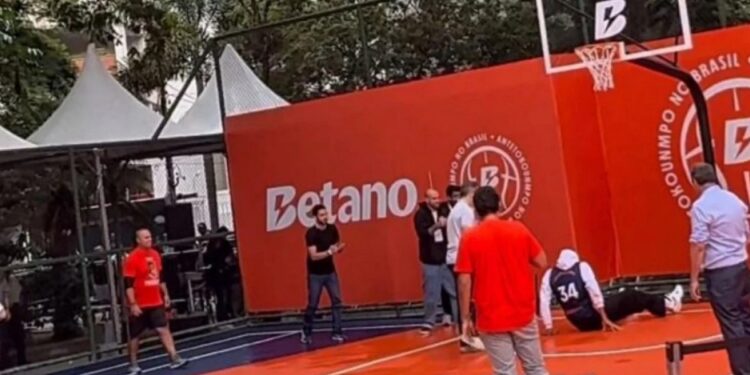 Γιάννης Αντετοκούνμπο: Επική τούμπα στην προσπάθειά του να καρφώσει σε ανοιχτό γήπεδο μπάσκετ