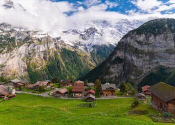 Υπάρχει ένα χωριό στην Ελβετία που μοιάζει με ζωντανό πίνακα ζωγραφικής