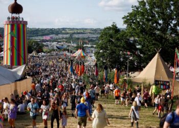 Άνοιξαν οι πύλες του δημοφιλούς φεστιβάλ – 46.200 άτομα υπολογίζεται ότι θα χάσουν το κινητό τους