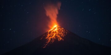 Εκατοντάδες κάτοικοι απομακρύνονται εσπευσμένα εξαιτίας ηφαιστειακής έκρηξης