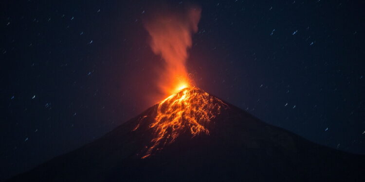 Εκατοντάδες κάτοικοι απομακρύνονται εσπευσμένα εξαιτίας ηφαιστειακής έκρηξης