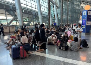 Χάος για χιλιάδες επιβάτες που έχουν αποκλειστεί στο αεροδρόμιο της Ντόχα, μεγάλες ουρές επιβατών στο Ντουμπάι