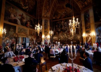 Σύνοδος ΝΑΤΟ: Το βασιλικό δείπνο και οι κολακείες στον Τραμπ