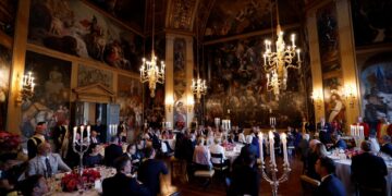 Σύνοδος ΝΑΤΟ: Το βασιλικό δείπνο και οι κολακείες στον Τραμπ