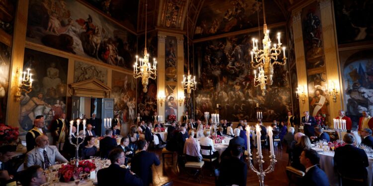 Σύνοδος ΝΑΤΟ: Το βασιλικό δείπνο και οι κολακείες στον Τραμπ