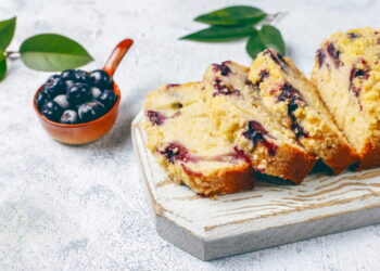 Γρήγορη συνταγή για κέικ με γιαούρτι και μύρτιλα