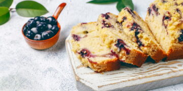 Γρήγορη συνταγή για κέικ με γιαούρτι και μύρτιλα