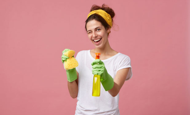 Αν καθαρίζετε σαν μανιακοί πριν φτάσουν οι καλεσμένοι, έχετε αυτά τα 7 ξεχωριστά χαρακτηριστικά