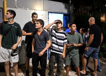 Νεκρή 20χρονη και 14 τραυματίες από τις ιρανικές επιθέσεις