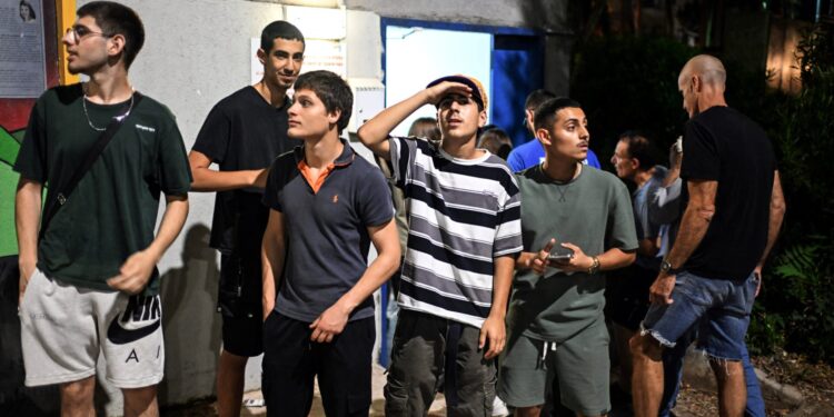 Νεκρή 20χρονη και 14 τραυματίες από τις ιρανικές επιθέσεις