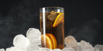 Εργαζόμενοι σε fast food αποκαλύπτουν γιατί σταμάτησαν να βάζουν πάγο στα ποτά τους