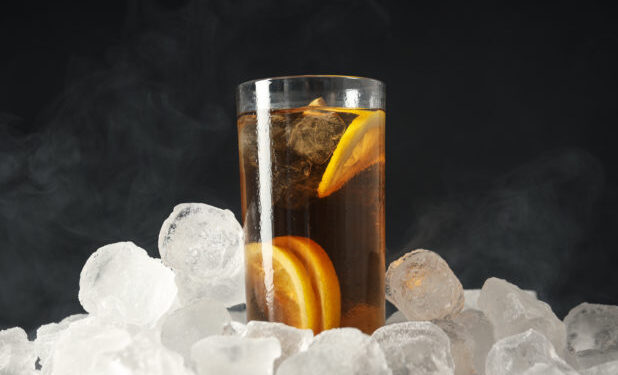 Εργαζόμενοι σε fast food αποκαλύπτουν γιατί σταμάτησαν να βάζουν πάγο στα ποτά τους