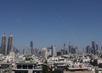 Ισραήλ: Περίπου 6-7 πύραυλοι εκτοξεύτηκαν από το Ιράν στο νέο μπαράζ επιθέσεων