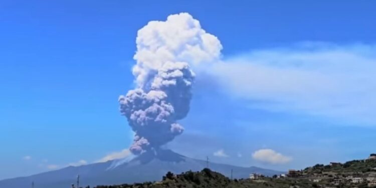 Ιταλία: «Βρυχάται» η Αίτνα – Νέα έκρηξη στο ηφαίστειο
