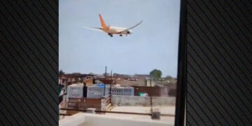 The moment of the crash of the Air India aircraft with 242 passengers in Ahmedabad (video)