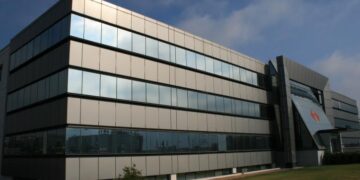 Μαζεύει τα «χαρτιά» της Intracom o Κόκκαλης