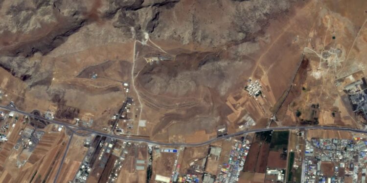 Δορυφορικές εικόνες δείχνουν τις καταστροφές σε δύο βάσεις πυραύλων του Ιράν