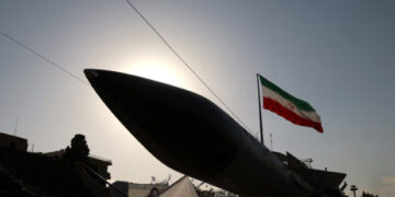 LIVE – Μέση Ανατολή: Η Τεχεράνη διαμηνύει πως θα συνεχίσει τα αντίποινα – «Πολύ αδύναμη» η επίθεση του Ιράν, λέει ο Τραμπ