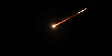 Λιγότεροι από 100 πύραυλοι εκτοξεύθηκαν από το Ιράν, λέει το Ισραήλ